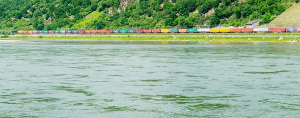 Güterverkehr am Rhein 