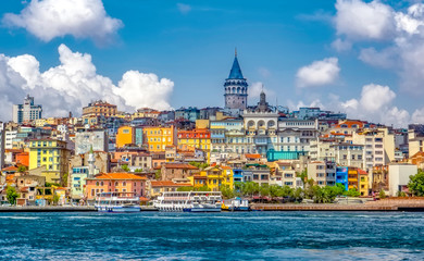 Obraz premium Wieża Galata, most Galata, dzielnica Karakoy i Złoty Róg rano, Stambuł - Turcja