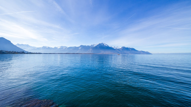 Vue sur le lac l&eacute;man et ses montagnes depuis le ch&acirc;teau de Chillon, Veytaux, Suisse