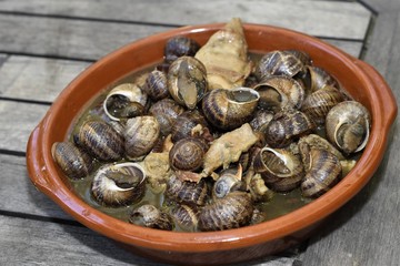 caracoles picantes con conejo