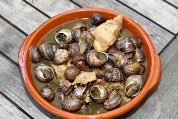 caracoles picantes con conejo