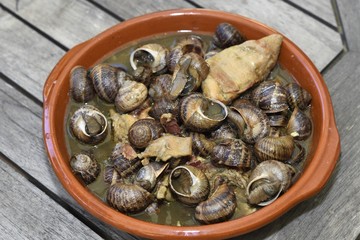 caracoles picantes con conejo