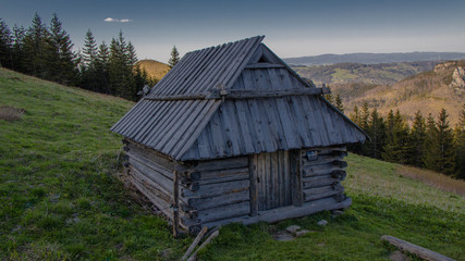 Zabytkowe szałasy  pasterskie na Polanie Stoły w Tatrach Zachodnich w Dolinie Kościeliskiej
