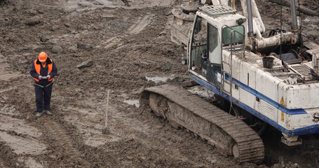 Workers and machinery - zero-cycle construction of the foundation of an entertainment center