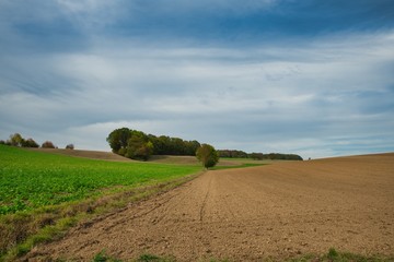 Fototapeta na wymiar gepflügte Felder und Wiesen im Herbst