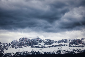 Ein Bergmassiv der Dolomiten. Fotografiert in Südtirol