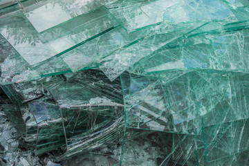 Beschädigte Glasscheiben im Wertstoff Container