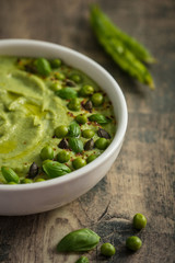 Assiette soupe de petit pois basilic
