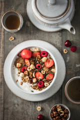 Petit déjeuner bol de granola maison et fruits rouges