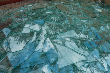 Beschädigte Glasscheiben im Wertstoff Container