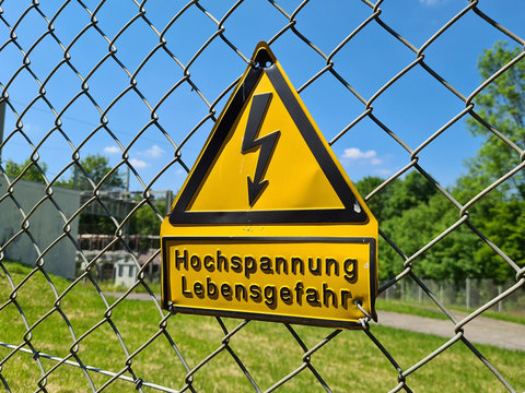 schild achtung hochspannung lebensgefahr