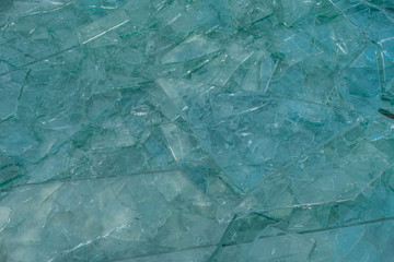 Beschädigte Glasscheiben im Wertstoff Container