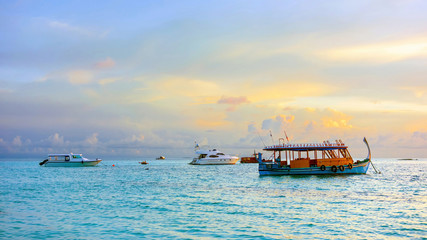 Obraz premium boat on the sea at sunset