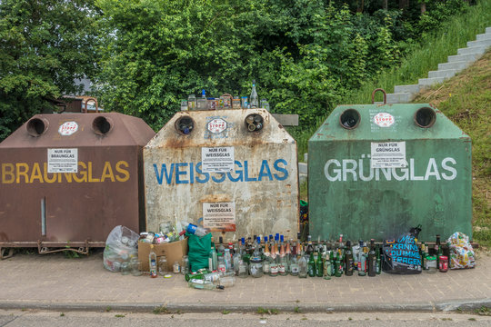 &Uuml;bervoller Glas Container