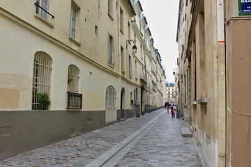 narrow street in old paris