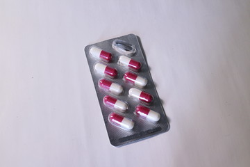 packing red and white capsules for colds