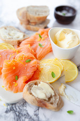 Geraeucherter Lachs mit frischer Zitrone