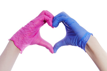 Gros plan mains d'un homme et une femme formant un coeur avec  des gants bleu et rose en latex de...