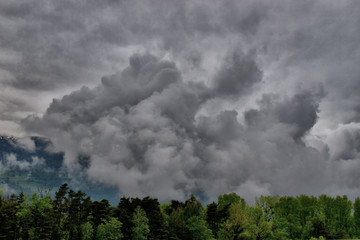 mächtige Kumuluswolke nach einem Sturm über dem schweizer Rheintal  die sich auflöst im Mai 2020