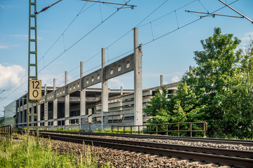 Fototapeta premium Industrielle Halle direkt neben den Gleisen
