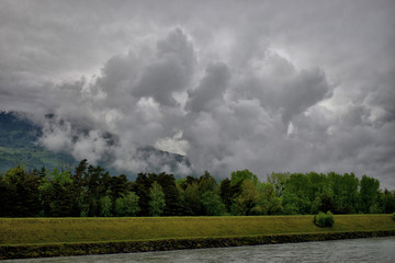 mächtige Kumuluswolke nach einem Sturm über dem schweizer Rheintal  die sich auflöst im Mai 2020
