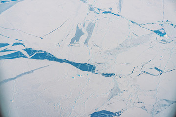 Fototapeta na wymiar Eisschollen von Oben, Landschaft der Arktis