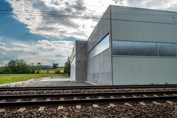 Industrielle Halle direkt neben den Gleisen