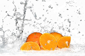 Fototapeta na wymiar fresh orange with water splash on white background 