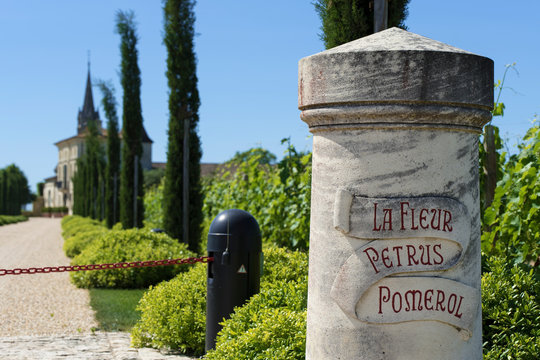 entr&eacute;e du ch&acirc;teau La Fleur PETRUS, vignoble de Pomerol dans le bordelais, France en mai 2020