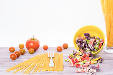 Pasta fresca de colores y tomates