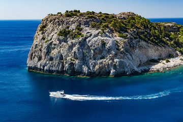 Obraz premium Antony Quinn beach rock