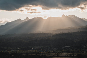 Ocaso tras la montaña día nublado en el sur