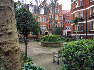 Fototapeta na wymiar A little garden off Gilbert Street in Mayfair, London