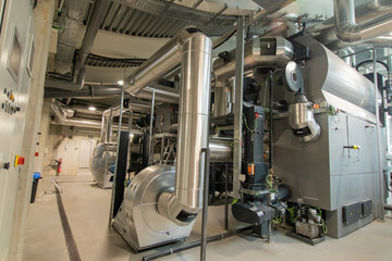 Instalaciones de agua caliente, así como silenciador acústico