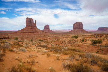 hiking the wildcat trail in the monument valley, usa