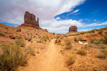 hiking the wildcat trail in the monument valley, usa