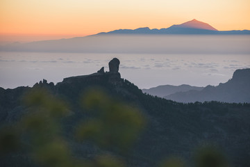 Incre&iacute;ble atardecer en la cumbre de Gran Canaria con el Roque Nublo y el Teide