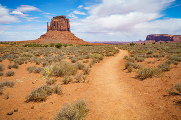hiking the wildcat trail in the monument valley, usa