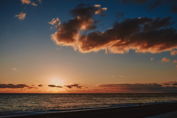 Obraz premium dramatic sunset over the sea late evening sky in the clouds