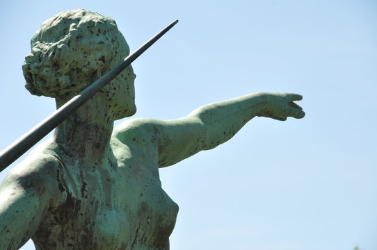 Bronzestatue: zielende Speerwerferin beim Abwurf