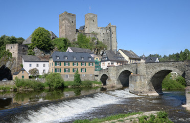 Fototapeta premium Lahn, Lahnbrücke und Burg Runkel in Runkel