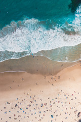 Bondi Beach, em Sydney, vista de cima. Perspectiva de 90 graus, turistas na praia.