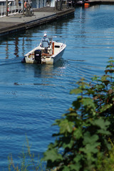 Fototapeta na wymiar Boot fahren im Duisburger Hafen