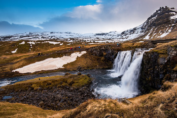 Obraz premium Kirkjufell mountain and the kirkjufellfoss waterfall in Iceland