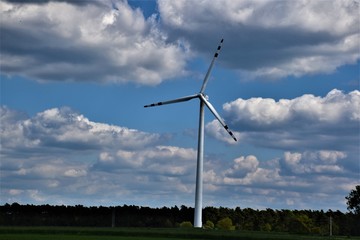 Wiatrak elektryczny © merko