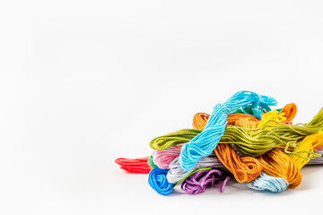 다양한 색상의 십자수 실들