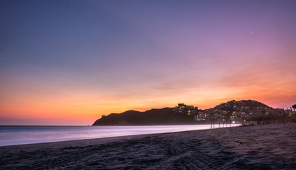 el crepusculo en la playa con cielos dramáticos 