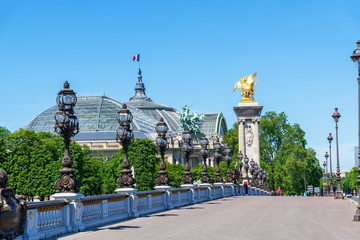 Personnes marchant sur le Pont Alexandre III avec le Grand Palais en arrière-plan pendant l& 39 épidémie de Coronavirus - Paris, France