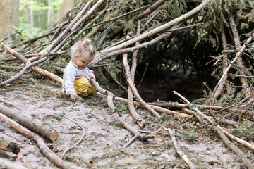 petite fille joue dans les bois