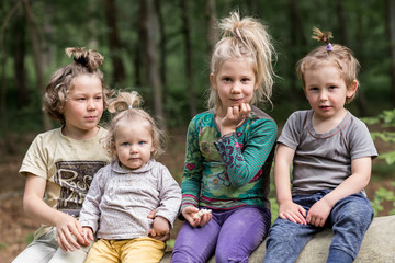 Fototapeta premium famille frère et sœur dans les bois
